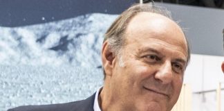 Gerry Scotti ci riprova: “Chiederò a Meloni come rinunciare alla pensione da parlamentare”