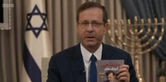 Israele, Herzog mostra copia del ‘Mein Kampf’: “Era a casa di un terrorista a Gaza”