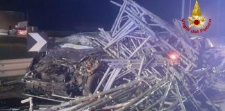 Tir perde carico: morti due ragazzi, gravissimo un terzo. Camionista fugge
