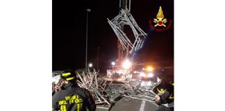 Camion perde carico, morti 2 giovani: arrestato autista in fuga, era senza patente