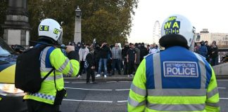 Londra, scontri tra estremisti di destra e polizia a marcia pro Palestina: oltre 100 arresti