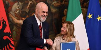 L’intesa sui migranti Meloni-Rama a Ferragosto: “Altro che aperitivi…”