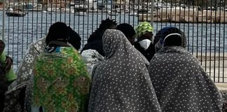 Migranti, nuovo maxi sbarco a Lampedusa: più di 400 su un barcone