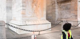 Milano, attivisti di Ultima Generazione imbrattano Arco della Pace