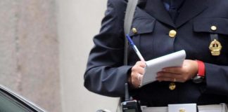 Roma, lascia le ceneri del padre vicino al cassonetto: denunciata