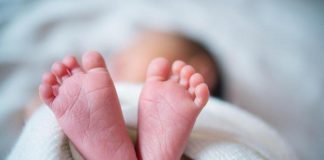 Neonato abbandonato dovrà tornare a madre naturale. Petizione dei genitori affidatari: “Dopo 3 anni un incubo”