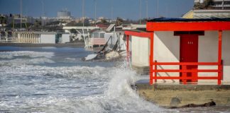 Maltempo Roma, tromba d’aria a Fregene e mareggiata a Ostia – Foto