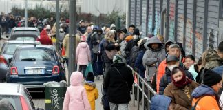 Povertà a Milano, le storie di chi è in fila per un pasto: “Qui per sopravvivere”