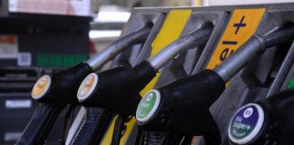 Prezzo benzina in calo oggi, è il più basso da inizio 2023: quanto costa