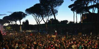 25 novembre, donna con bandiera Palestina aggredita al corteo a Roma