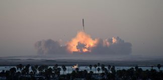 Space X, il razzo Starship di Elon Musk fatto esplodere in volo