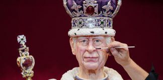 Re Carlo e il ‘gemello’ di pan di Spagna: ecco la torta a grandezza naturale