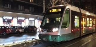 Roma, sfonda vetro tram 8 con un calcio: ferita da schegge una 19enne