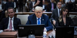 Trump-show al processo per frode, comizio in aula per il tycoon