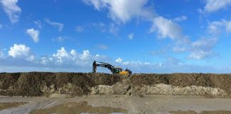 Maltempo, a Viareggio duna di 4 km per salvare stabilimenti e negozi dalle mareggiate
