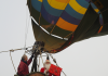 Alla Casa del Sole tutti col naso all’insù, Babbo Natale arriva in mongolfiera