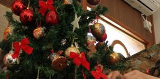Tombolate e feste notturne, come sopravvivere al Natale in condominio