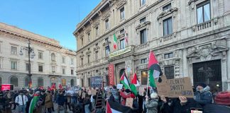 Prima della Scala, in piazza immensa bandiera della Palestina: “Fermate il massacro”