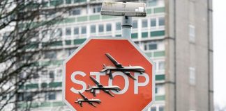 Banksy, misterioso furto a Londra: rubata opera su cartello stradale di Stop