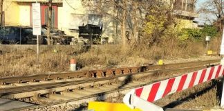 Bozzolo, toccata e… fuga in via Cremona: danneggiato il passaggio a livello