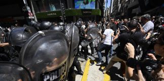 Buenos Aires, scontri durante le proteste contro il maxi decreto Milei