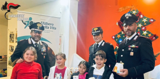Natale: Carabinieri regalano i ‘pandorini’ ai bambini dello Zen