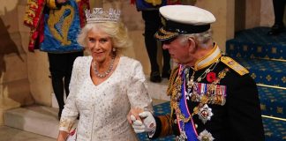 Carlo e Camilla scherzano prima dell’incoronazione: “Posso volare”