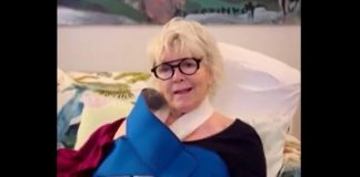 Caterina Caselli inciampa nei cavi dell’albero in Galleria a Milano e si rompe l’omero: “E’ pericoloso”