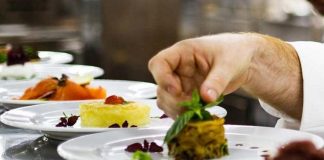 Chef top licenziato, nonnismo contro un assistente