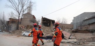 Terremoto in Cina, almeno 118 morti: si scava tra le macerie