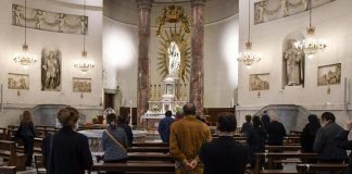 Benedizioni ai gay, apertura del Vaticano: “Sì a preghiera fuori dai riti”