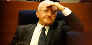 De Luca e la caduta dalla sedia: “Pronti a sfide politiche e ortopediche”