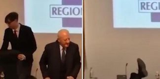 Gli sfilano la sedia e De Luca cade al brindisi di fine anno: la sequenza è virale