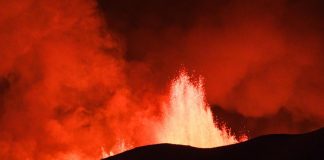Islanda, erutta vulcano a Grindavik: evacuate migliaia di persone – Video diretta