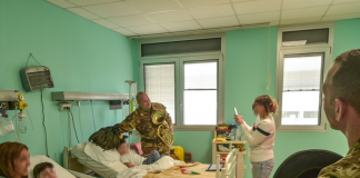 Militari Esercito in visita reparto pediatrico