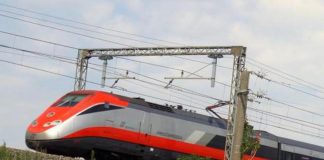Giornata da incubo per il Frecciarossa Mantova-Roma, ritardi e stop per ore nelle campagne