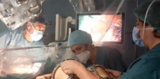 Intervento al cervello da sveglio, in sala operatoria suona i tamburi