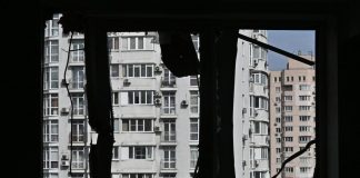 Ucraina-Russia, ancora droni contro Kiev: palazzo incendiato
