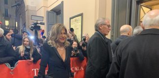 Prima alla Scala, Bazoli e Marcegaglia incantano in nero. Tocchi di rosso per dire stop a femminicidi
