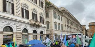 Sciopero medici, dottori al sit in di Roma: “In pensione prima del coccolone”