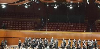 Attivisti Ultima Generazione su palco Santa Cecilia durante ‘Messiah’ di Haendel