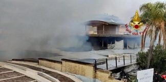 Roma, incendio in autorimessa: esplode bombola di gpl, feriti due vigili del fuoco