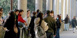 L’Italia e i giovani, la fotografia del Censis: sono sempre di meno