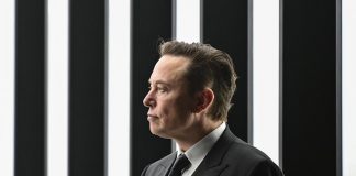 Il cospirazionista Alex Jones torna su X, l’annuncio di Elon Musk