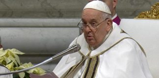 Messa di Natale, Papa: “Il nostro cuore è a Betlemme, no alla logica perdente guerra”