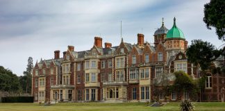 Largo alla famiglia di Camilla, a Natale a Sandringham si starà un po’ stretti