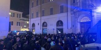 Protesta studenti a Roma, scontri con la polizia davanti a Montecitorio – Video