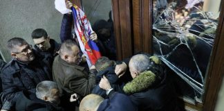 Serbia, proteste a Belgrado: disordini e richiesta di elezioni bis