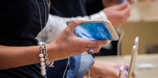 Luce blu schermi smartphone invecchia? L’alert in uno studio sui moscerini