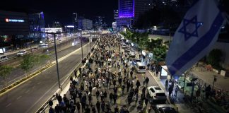 Israele-Hamas, media palestinesi: “Bombe su Gaza”. Ostaggi uccisi per errore, proteste a Tel Aviv
